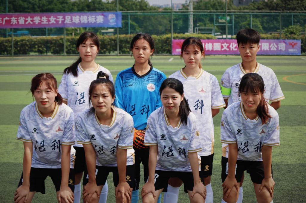 女子足球比赛中，选手们技艺精湛