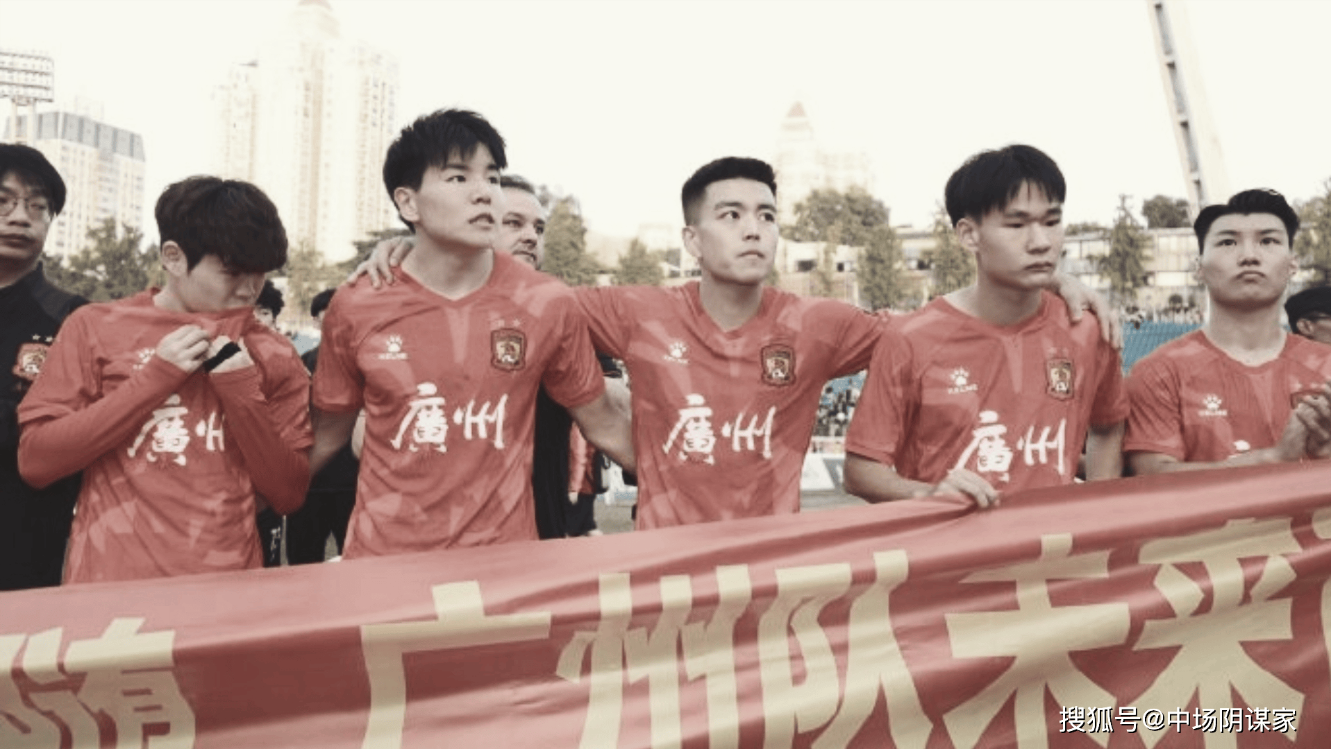广州恒大前锋攻破对手门将，帮助球队取胜