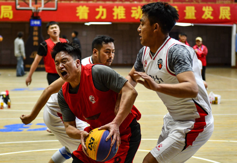 西藏队在比赛中取得关键胜利 西藏队在比赛中取得关键胜利