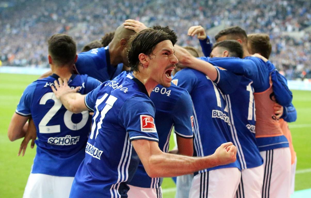 沙尔克球迷聚集欢呼,球队笑傲赛场的简单介绍 沙尔克球迷聚集欢呼,球队笑傲赛场的简单介绍