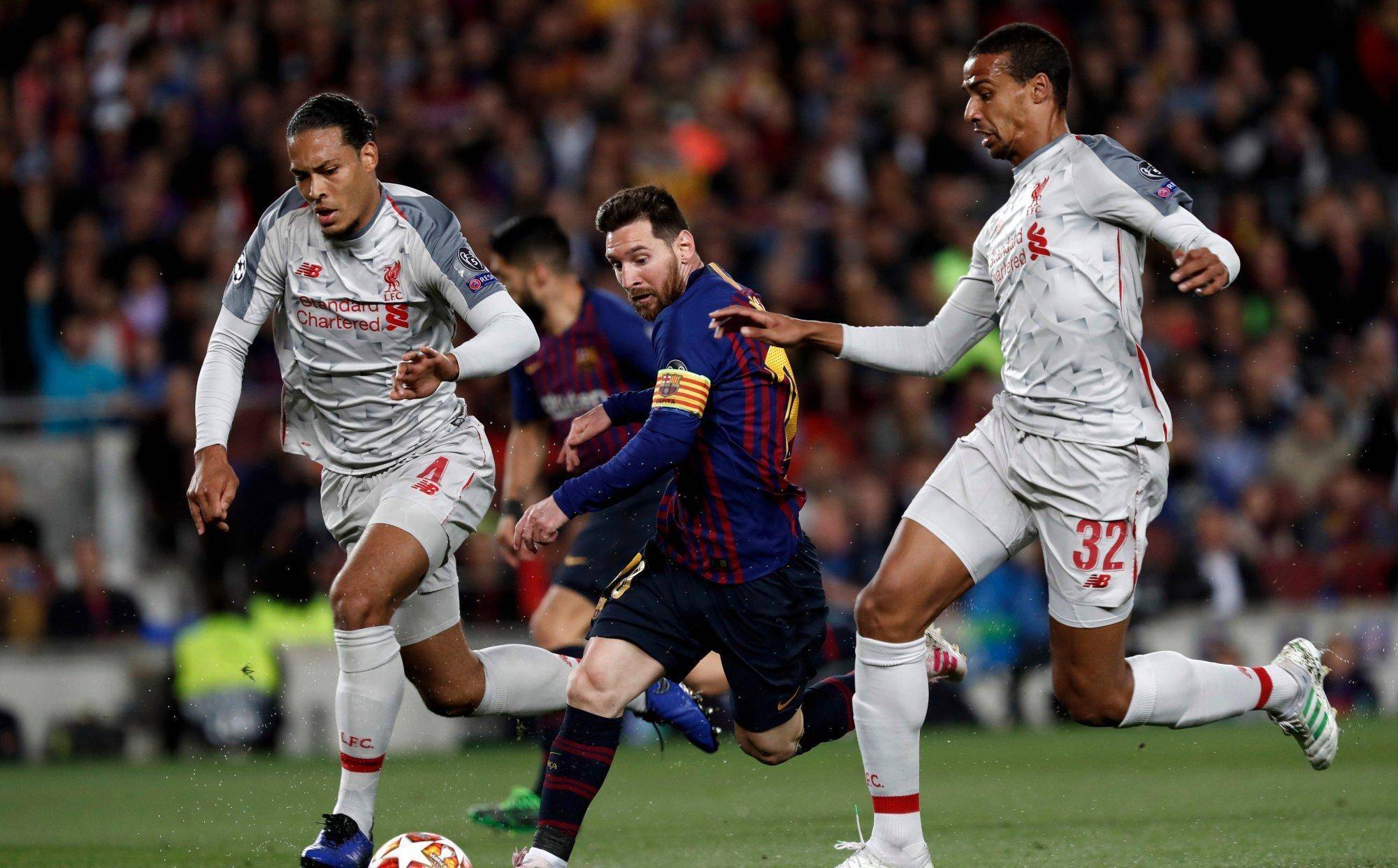 足球聚焦球员默契配合，比赛壮观精彩