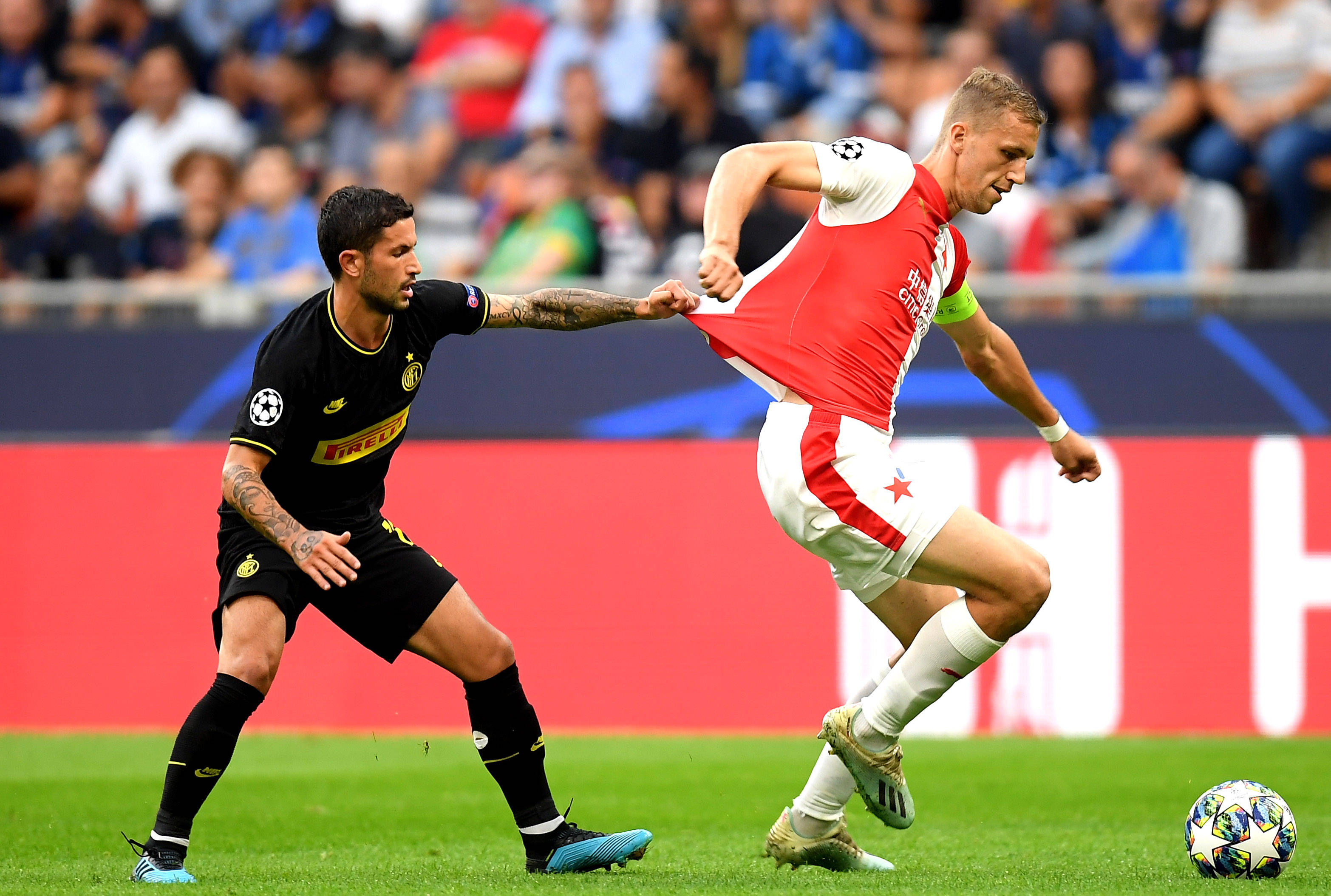 里尔主场击败沙尔克,实现胜利 里尔主场击败沙尔克,实现胜利