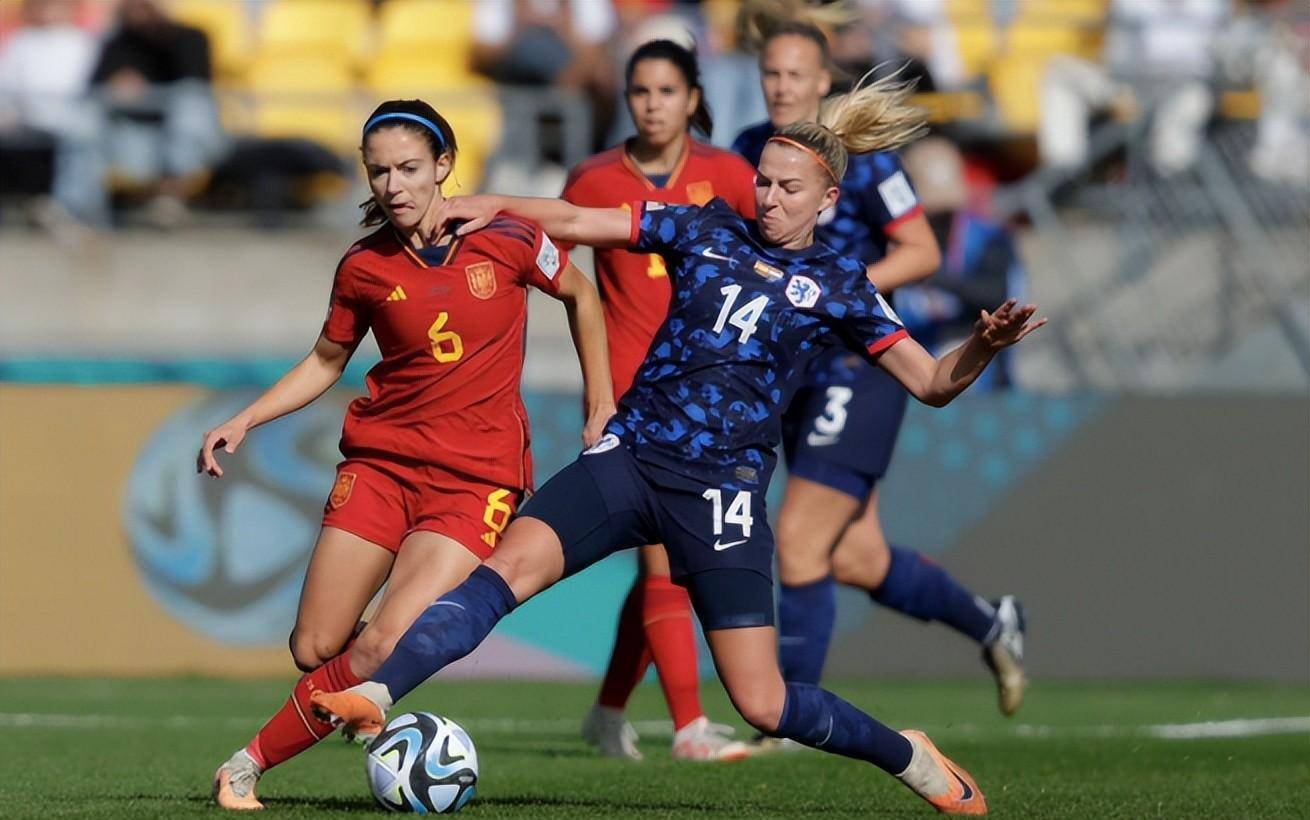 荷兰女足在对抗中获得胜利,斗志高涨 荷兰女足在对抗中获得胜利,斗志高涨