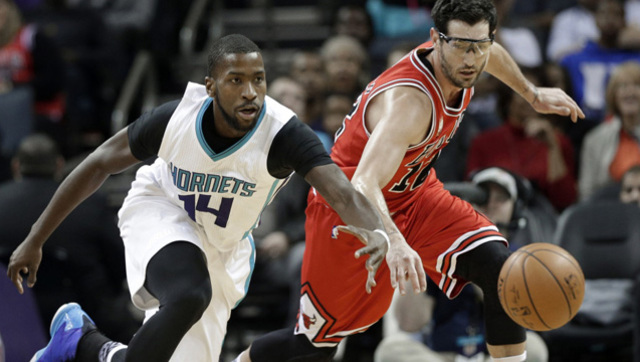 包含公牛主场战胜活塞，沃克表现全面砍下25分的词条