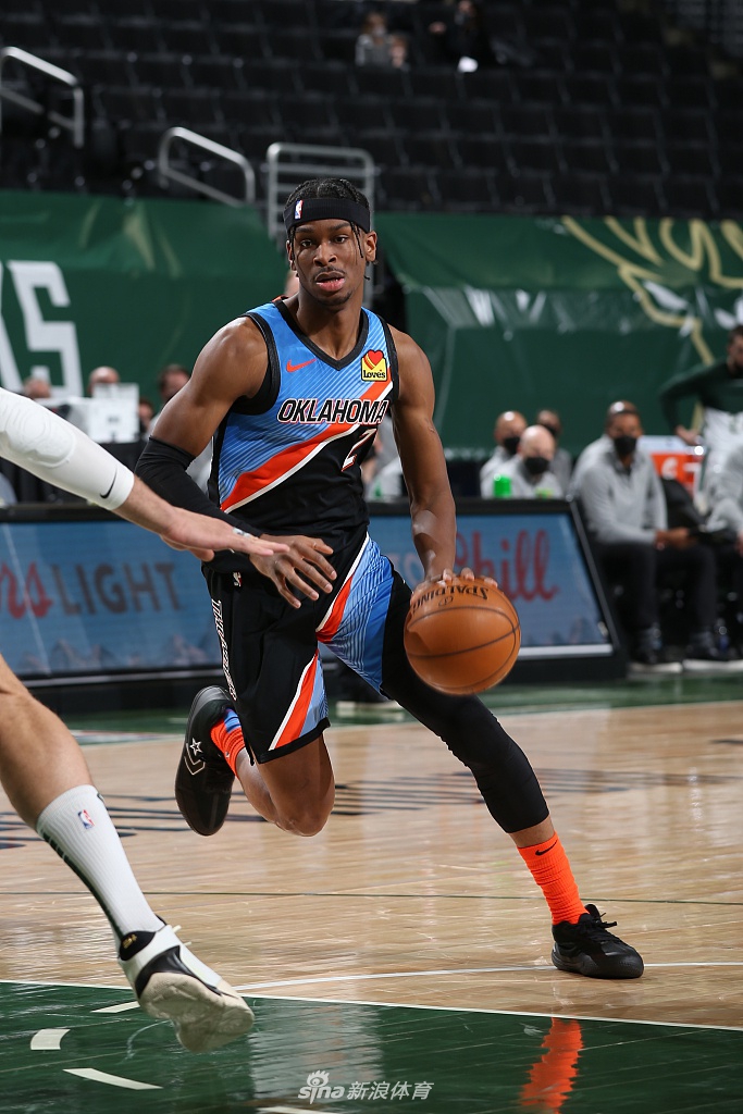 雄鹿横扫雷霆领跑东区 雄鹿横扫雷霆领跑东区