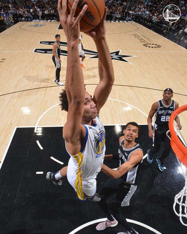 马刺逆转马刺，取得四连胜