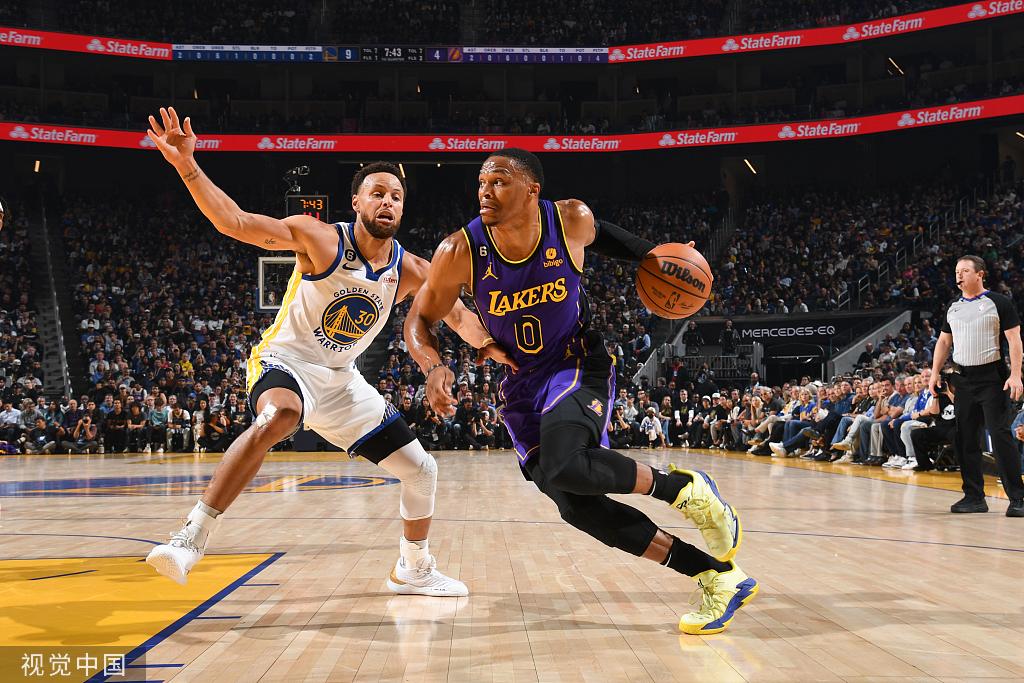 勇士惨败湖人，球迷怒吼